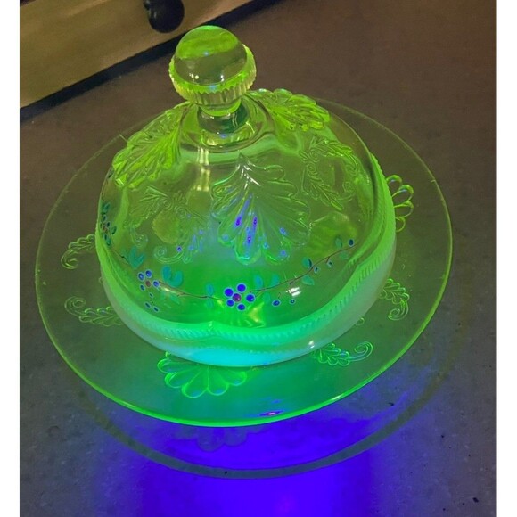 Flint Glass Vaseline Opalescent Uranium Footed Covered Butter Dish Shell Wreath - Picture 2 of 7